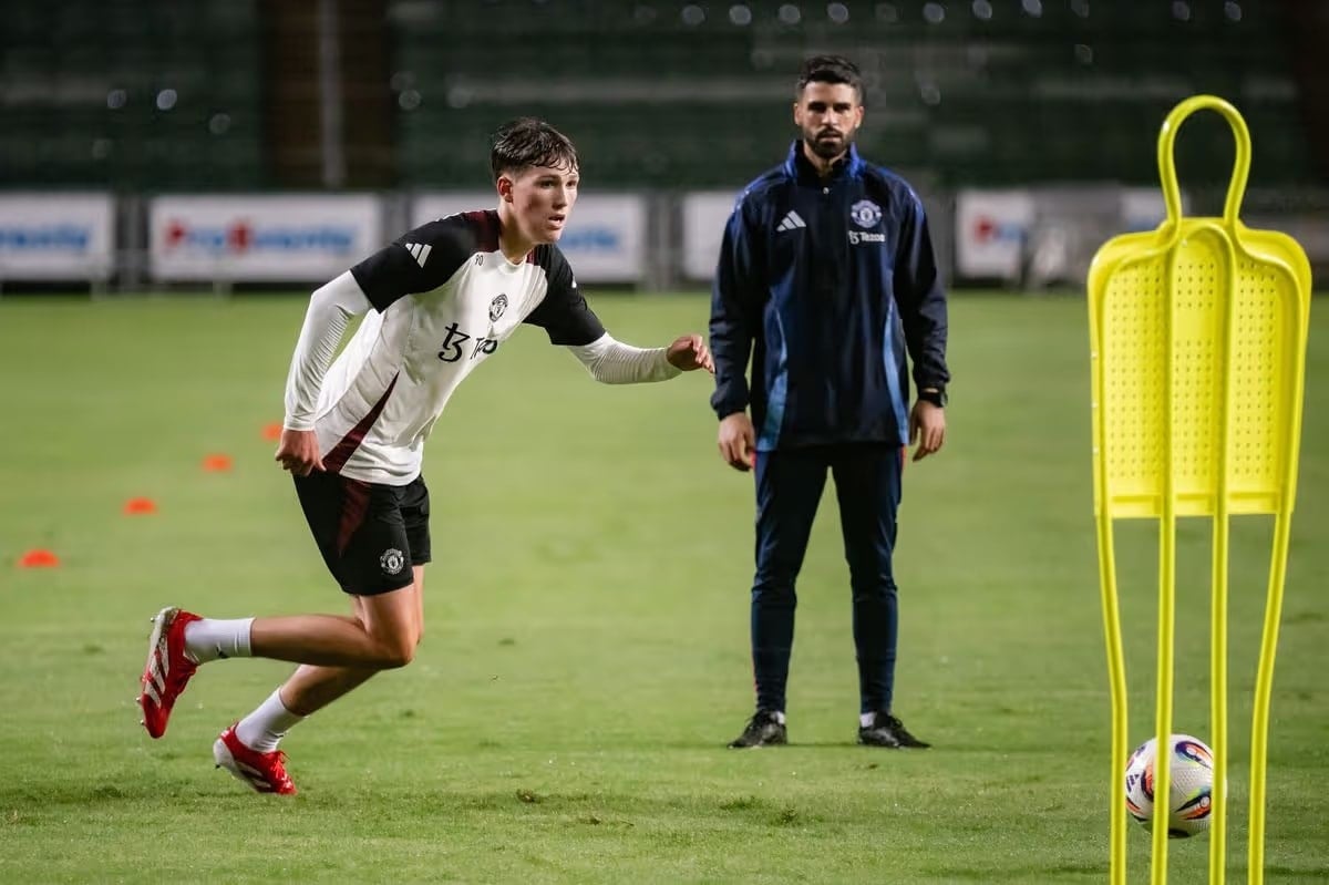 Střední obránce Dan Armer ukázal na tréninkovém hřišti Carringtonu maximální soustředění.