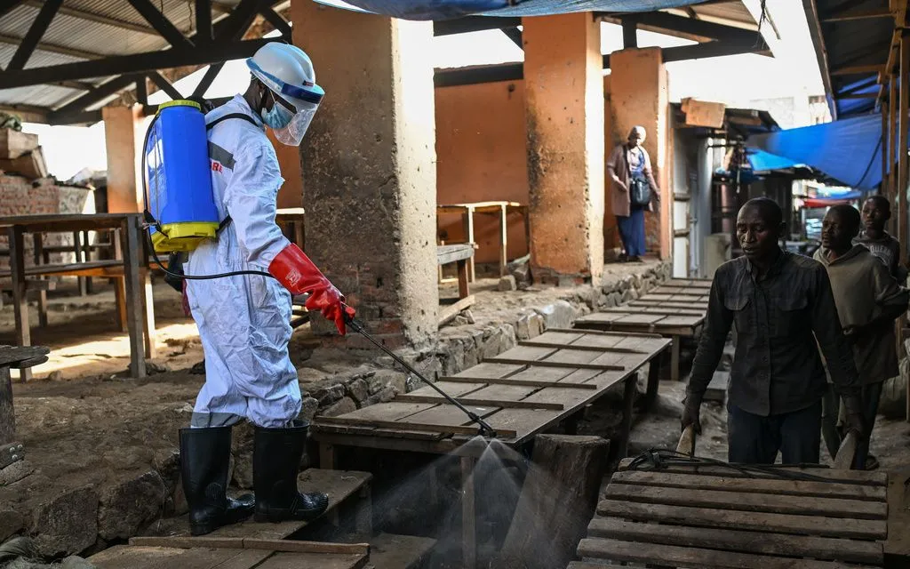 Phun thuốc khử trùng trong bối cảnh tỉnh Ituri ở Congo tiếp tục đối phó với dịch Ebola, ngày 23/5/2026 (Ảnh AP)

