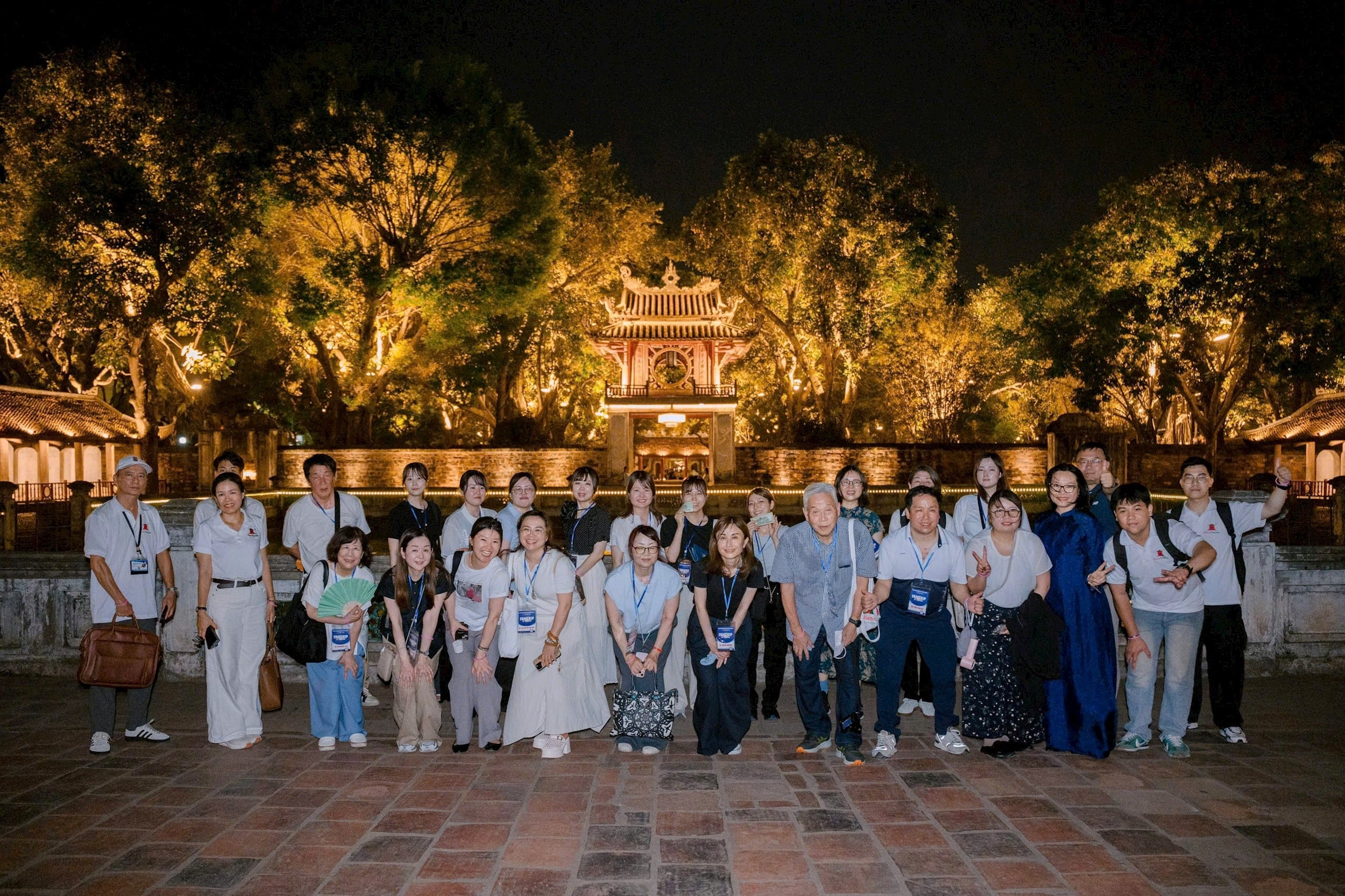 Tour đêm Văn Miếu là sản phẩm du lịch độc đáo của Hà Nội, góp phần thúc đẩy kinh tế đêm của Thủ đô. Ảnh:
