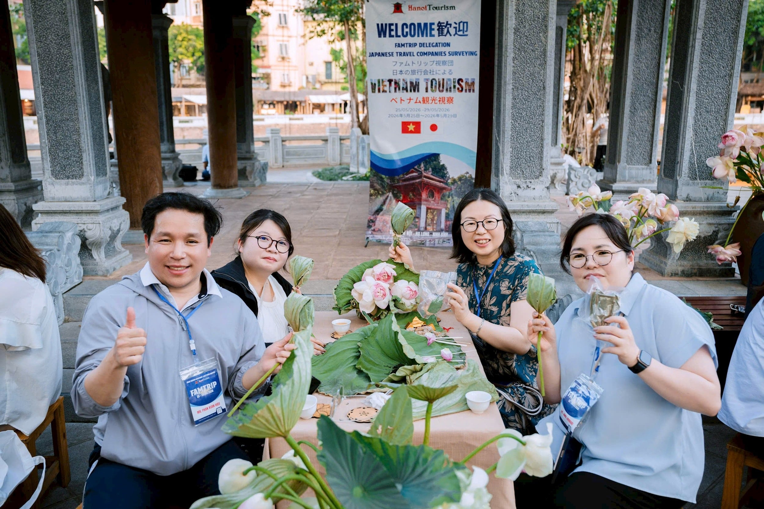 Các doanh nghiệp du lịch Nhật Bản thích thú với hoạt động làm trà sen tại Hà Nội. Ảnh: BT