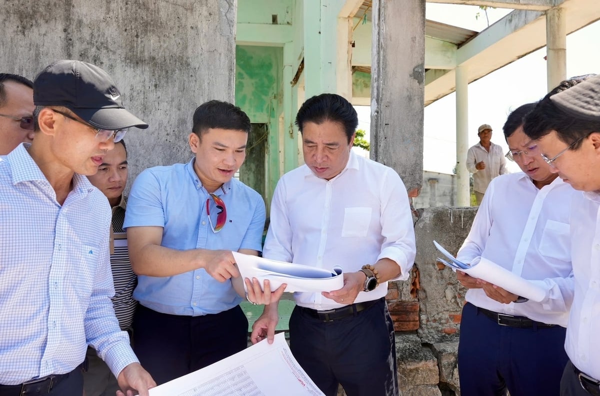 Chủ tịch UBND thành phố Nguyễn Khắc Toàn cùng đoàn công tác khảo sát cảnh quan đầm phá, làng chài khu vực Lăng Cô - An Cư Đông. Ảnh: V.D.