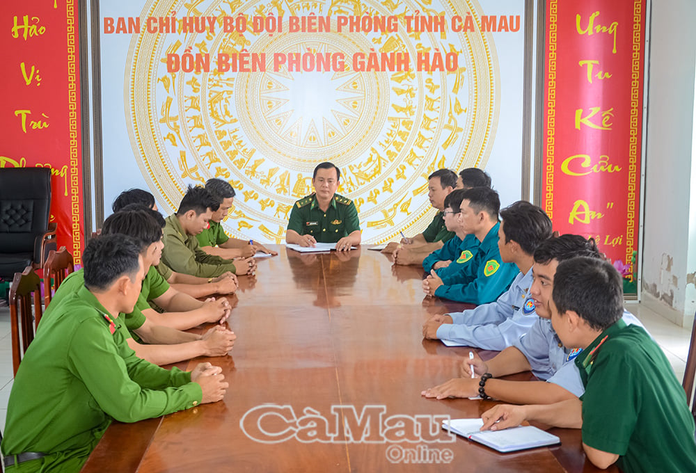 ด่านรักษาชายแดนกาญเหาจัดการประชุมประจำกับหน่วยงานต่างๆ เพื่อแลกเปลี่ยนข้อมูลและหารือเกี่ยวกับแนวทางแก้ไขปัญหาเพื่อรักษาความปลอดภัยและความสงบเรียบร้อยในพื้นที่ ภาพ: Thanh Hải