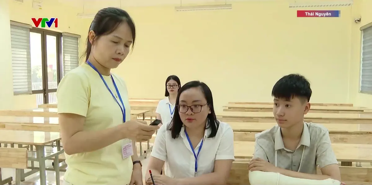 Thí sinh chấn tương tay không thể cầm bút, đ - Ảnh 1.