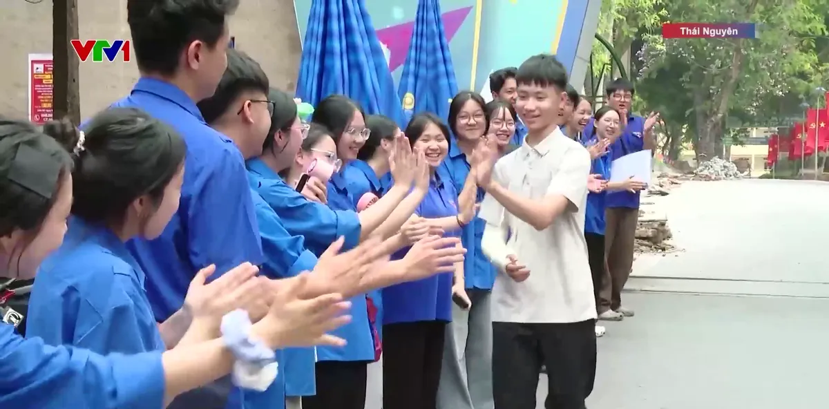 Thí sinh chấn tương tay không thể cầm bút, đ - Ảnh 2.
