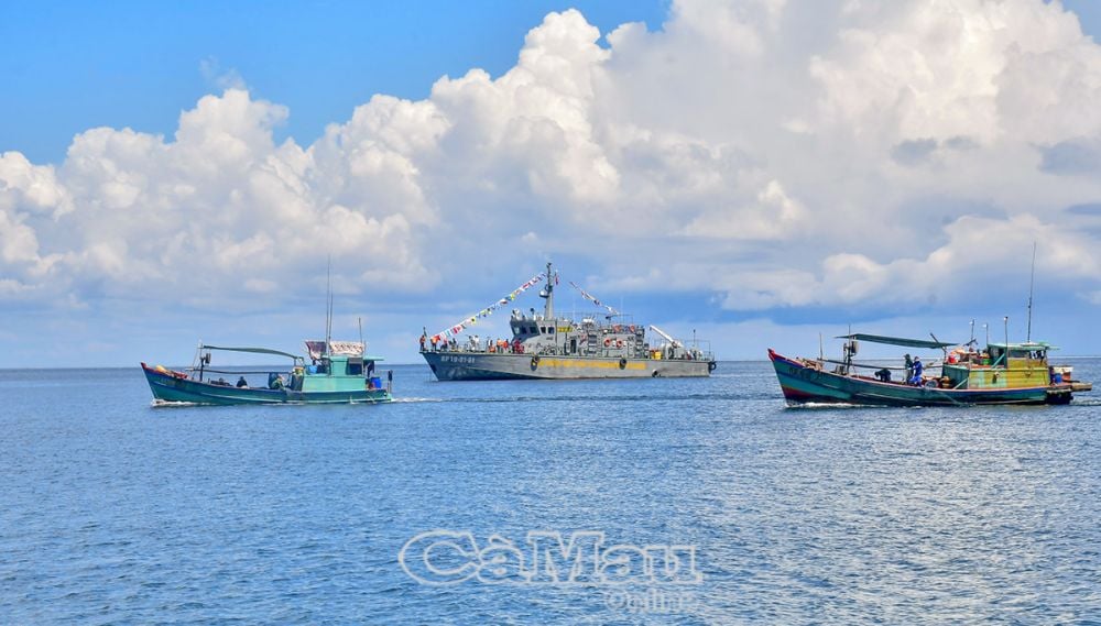 ກຳລັງບັງຄັບໃຊ້ກົດໝາຍຮັບປະກັນການຮັກສາອະທິປະໄຕ ແລະ ຄວາມໝັ້ນຄົງຕາມຊາຍແດນທາງທະເລ, ສ້າງພື້ນຖານທີ່ໜັກແໜ້ນໃຫ້ຊາວປະມົງໃນການອອກເດີນທາງອອກສູ່ທະເລຢ່າງໝັ້ນໃຈ, ເຮັດໃຫ້ບ້ານເກີດເມືອງນອນ ແລະ ປະເທດຂອງເຂົາເຈົ້າອຸດົມສົມບູນຂຶ້ນ.