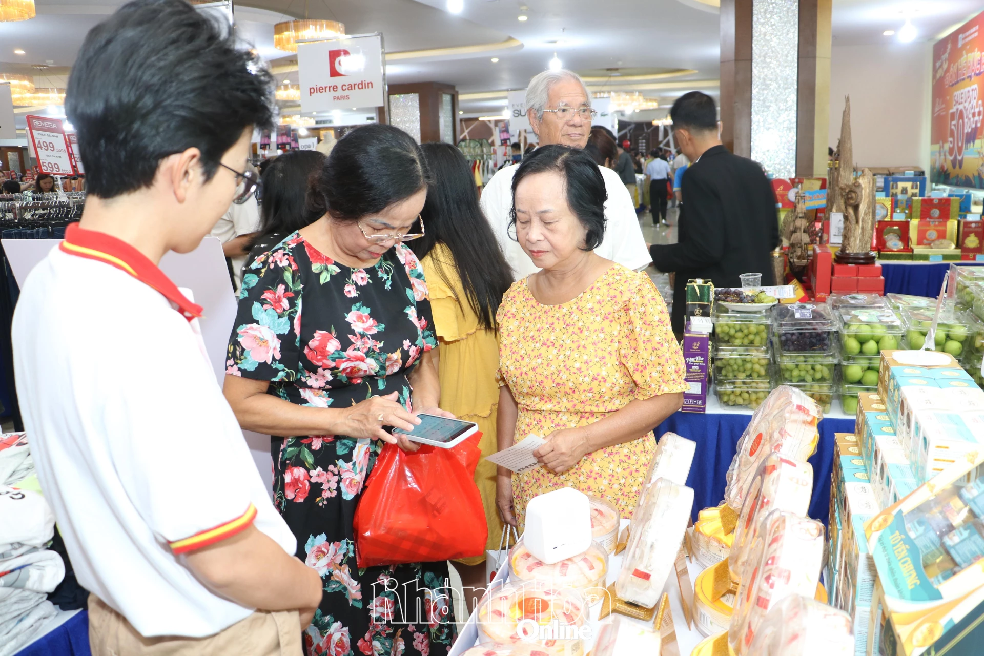 ລູກຄ້າຈ່າຍເງິນເມື່ອຊື້ຜະລິດຕະພັນ OCOP ໃນໂຄງການ.