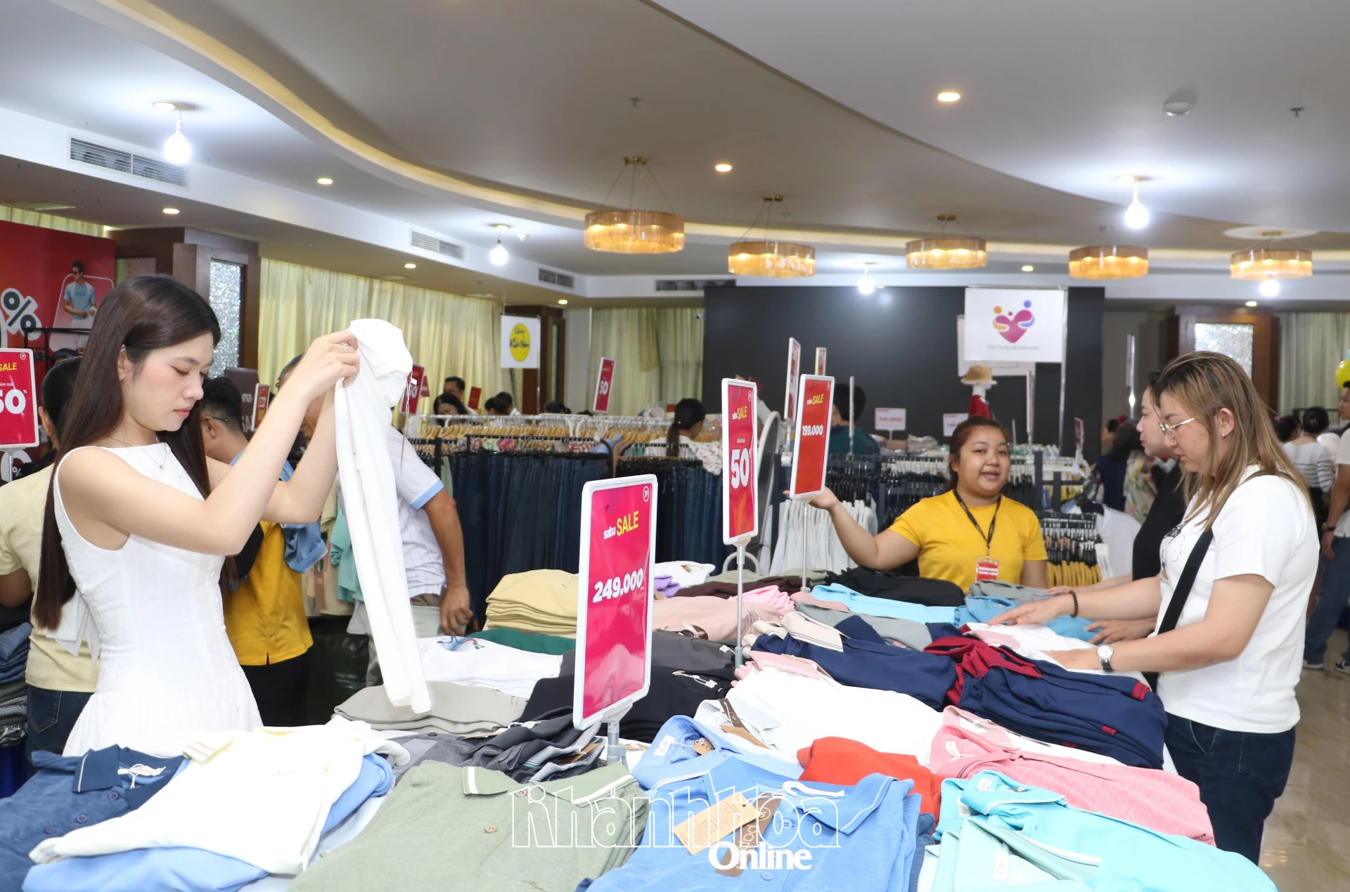 ນັກທ່ອງທ່ຽວຫຼາຍຄົນໄດ້ມາຢ້ຽມຢາມ ແລະ ຊື້ເຄື່ອງຢູ່ໃນງານດັ່ງກ່າວ.