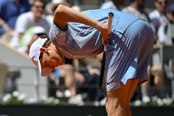 Jannik Sinner a fost epuizat după pierderea în fața lui Francisco Cerundolo la Roland Garros.