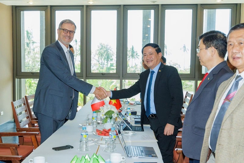 Chủ tịch UBND tỉnh Gia Lai Phạm Anh Tuấn và Đại sứ Pháp tại Việt Nam Olivier Brochet.