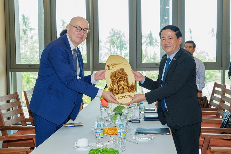 Chủ tịch UBND tỉnh Gia Lai Phạm Anh Tuấn tặng quà lưu niệm cho ông Pierre du Ville - Trưởng Đại diện Phái đoàn Wallonie-Bruxelles tại Việt Nam