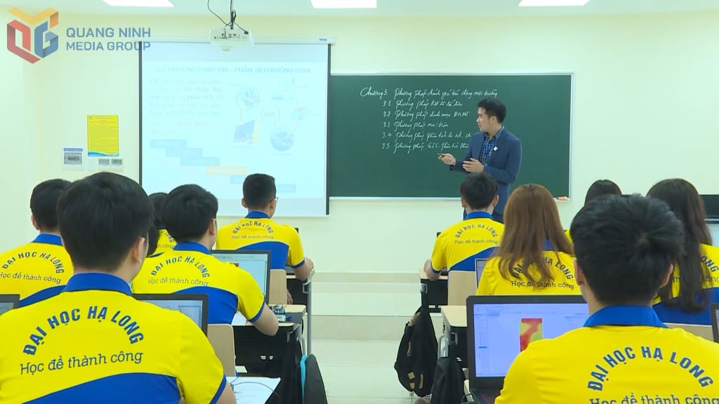 A Ha Long Egyetem alkalmazott megközelítés felé fejleszti képzési programjait, integrálja a STEM-tartalmakat, és fejleszti a hallgatók digitális készségeit. Fotó: Ngoc Tram