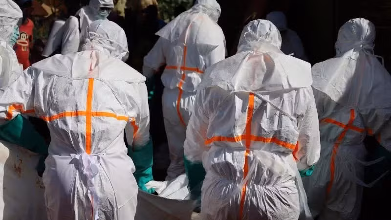 25 Mayıs 2026'da Demokratik Kongo Cumhuriyeti'nin Ituri eyaletine bağlı Mongbwalu'da sağlık personeli bir Ebola hastasının cesedini taşıyor. (Fotoğraf: THX/VNA)