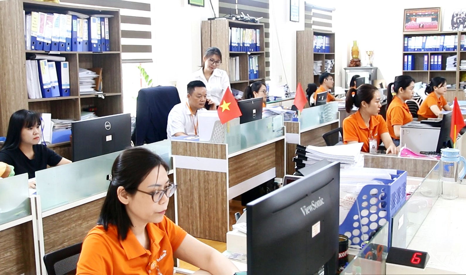 Nhân viên Công ty CP Thương mại và Du lịch Hà Lan thực hiện thủ tục hành chính qua Cổng dịch vụ công trực tuyến.