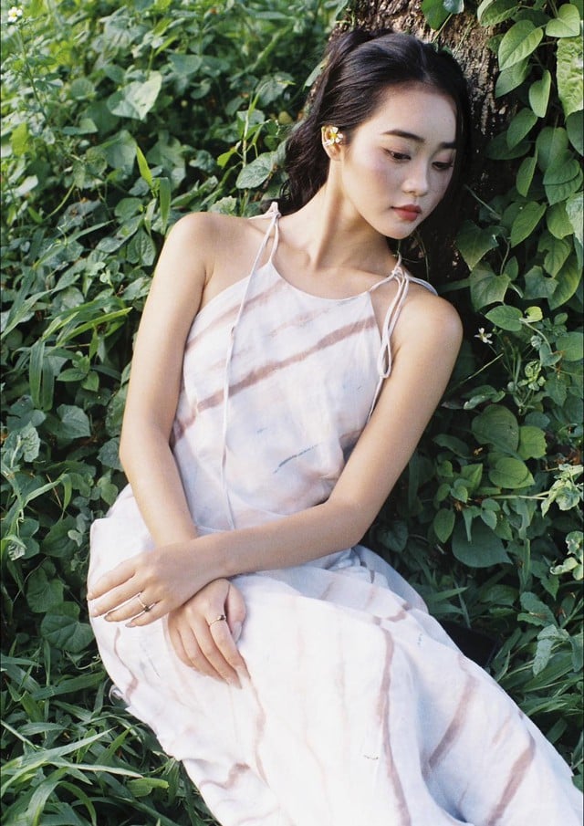 シンプルなリネン素材の服は、この活発な女の子にとって個性的なファッションステートメントだ。 Trang phục linen - Ảnh 4.