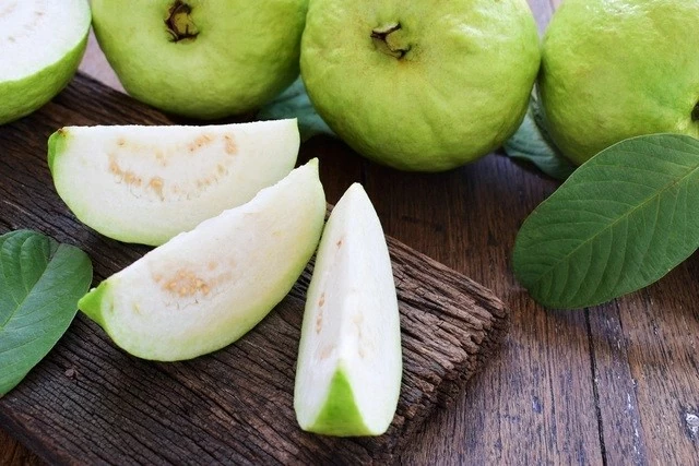 Petua untuk makan buah-buahan bagi melindungi kulit anda daripada sinaran matahari musim panas. Bí quyết ăn trái cây để bảo vệ da khỏi nắng Hè