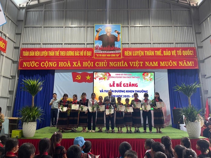 Lễ bế giảng độc lạ, học sinh giỏi được tặng loài cây quý - Ảnh 1.
