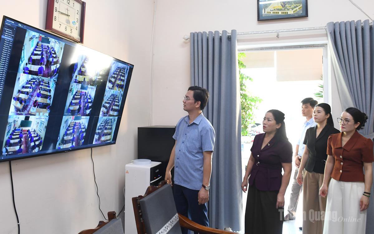 Towarzysz Vu Dinh Hung, członek Prowincjonalnego Komitetu Partii, dyrektor Departamentu Edukacji i Szkolenia, stały wiceprzewodniczący Prowincjonalnego Komitetu Sterującego Egzaminem Ukończenia Szkoły Średniej w 2026 roku, dokonał inspekcji obiektów przygotowanych do egzaminu w Szkole Średniej Tan Trao w okręgu Minh Xuan.