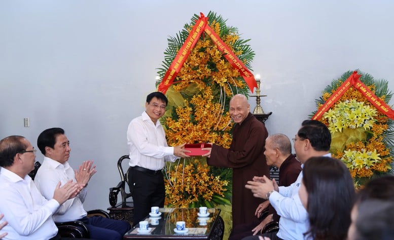 Phó Thủ tướng Nguyễn Văn Thắng chúc mừng Đại lễ Phật đản tại Huế- Ảnh 1.