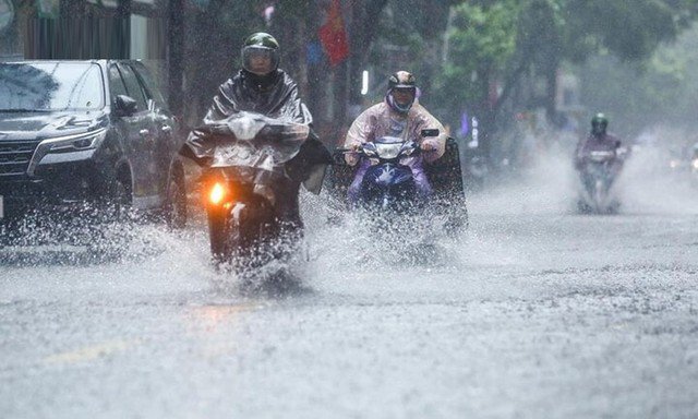 Varování: Dnes odpoledne se očekává návrat deště a bouřek - Foto 1. Cảnh báo mưa kèm dông lốc tái diễn chiều nay- Ảnh 1.