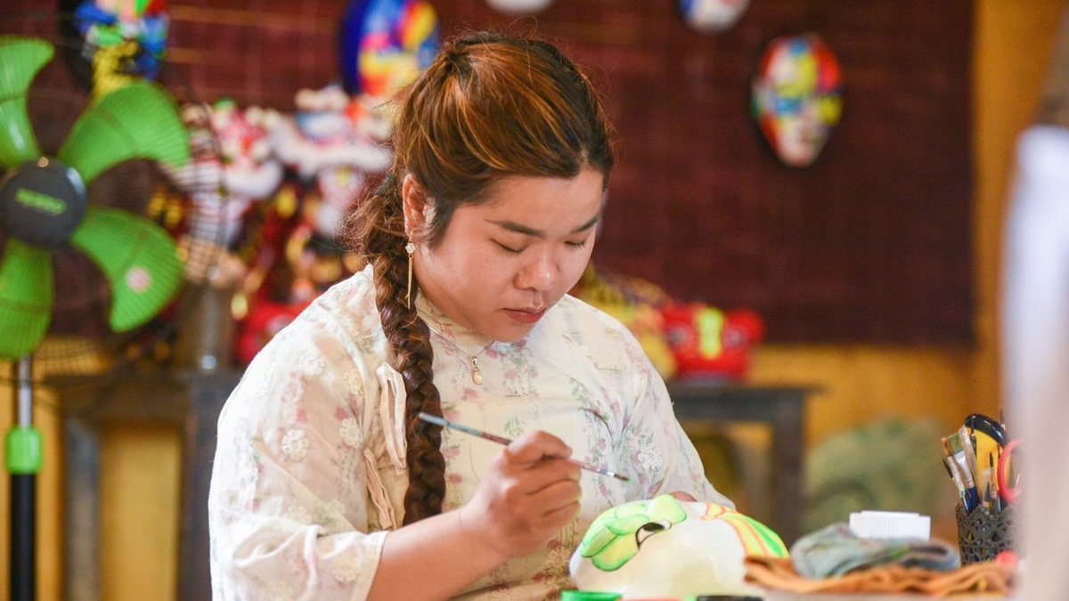 Không bước lên bục giảng như ước mơ từ thuở nhỏ, Hiền Trang nay kể chuyện văn hóa bằng những chiếc mặt nạ Tuồng đầy màu sắc. Phạm Huy.