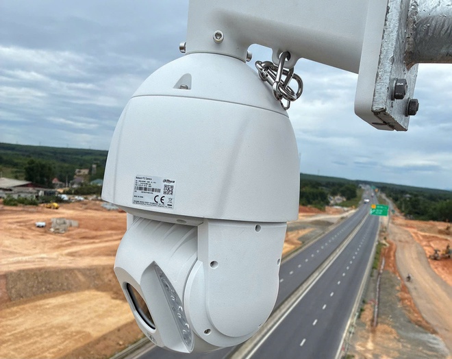 78 camera AI trên cao tốc Vạn Ninh - Cam Lộ đang được lắp đặt thế nào?- Ảnh 2.