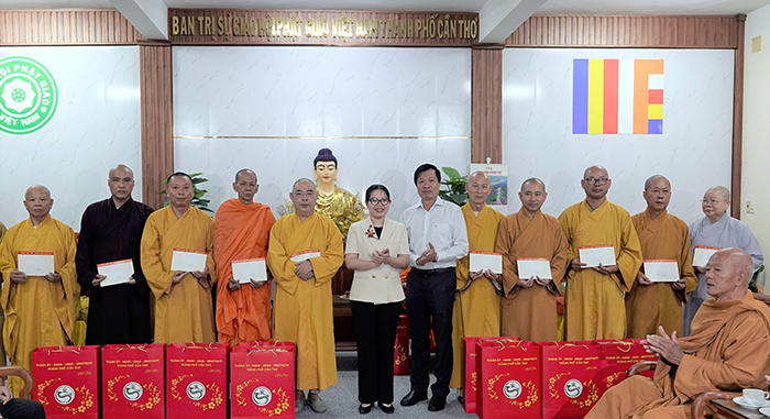 I leader della città di Can Tho porgono le loro congratulazioni per la celebrazione del compleanno del Buddha.