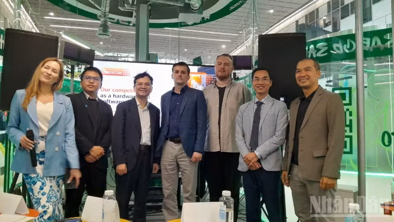 Đại diện phía Việt Nam tham gia buổi thảo luận trong khuôn khổ diễn đàn. 