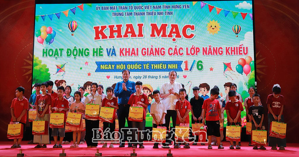 Des représentants du Comité du Front de la Patrie du Vietnam de la province et de l'Union provinciale de la jeunesse ont offert des cadeaux à l'occasion de la Journée des enfants (1er juin) à des enfants défavorisés qui ont excellé dans leurs études.