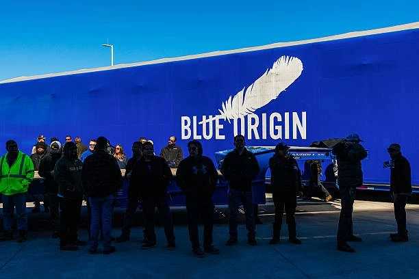 Blue Origin ialah sebuah syarikat aeroangkasa yang diasaskan oleh jutawan Jeff Bezos, pesaing langsung SpaceX dalam sektor angkasa lepas komersial. (Sumber: Getty Images) Blue Origin là công ty hàng không vũ trụ do tỷ phú Jeff Bezos sáng lập, cạnh tranh trực tiếp với SpaceX trong lĩnh vực không gian thương mại. (Nguồn: Getty Images)