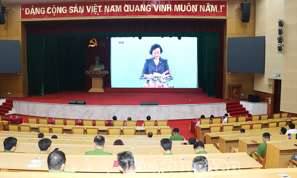 Các đại biểu dự chương trình tại điểm cầu Trung tâm Hội nghị tỉnh.