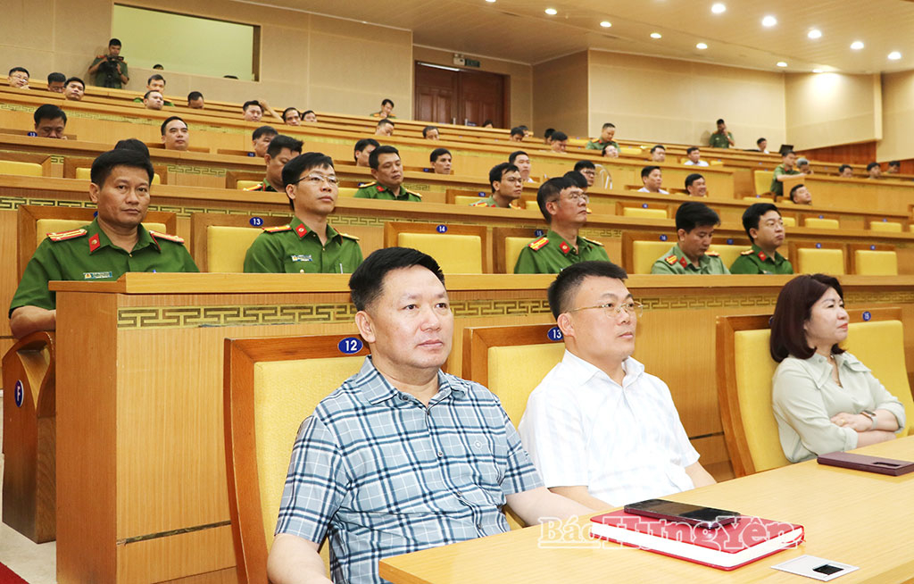 Các đại biểu dự chương trình tại điểm cầu Trung tâm Hội nghị tỉnh.