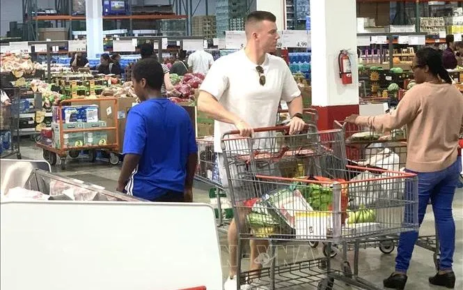 Consumenten doen boodschappen in een supermarkt in de VS. Foto: Ngoc Quang/VNA-correspondent in de VS. Người tiêu dùng mua sắm tại một siêu thị ở Mỹ. Ảnh: Ngọc Quang/PV TTXVN tại Mỹ