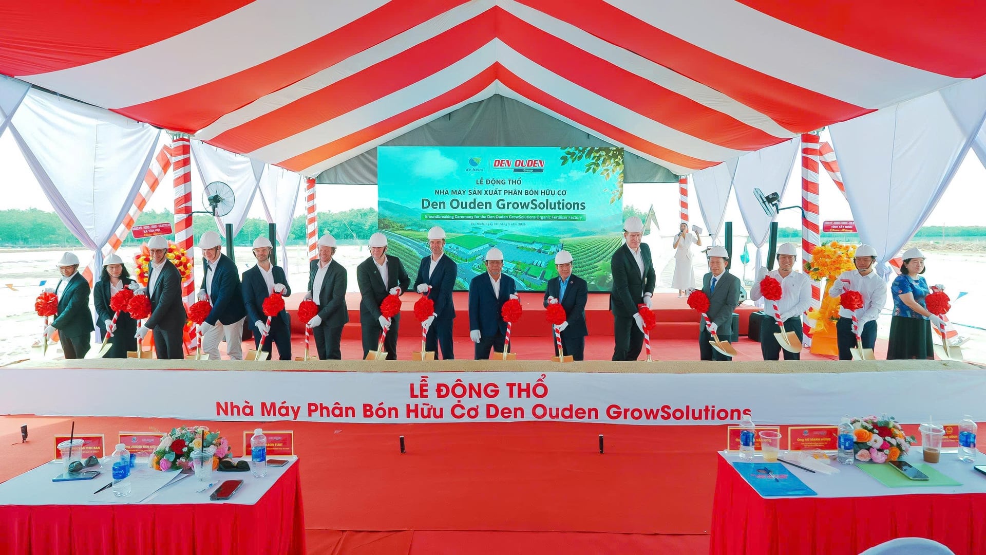 Đại biểu thực hiện nghi lễ động thổ dự án nhà máy phân bón hữu cơ Den Ouden GrowSolutions tại xã Tân Hội, tỉnh Tây Ninh. Ảnh: DeHeus. 