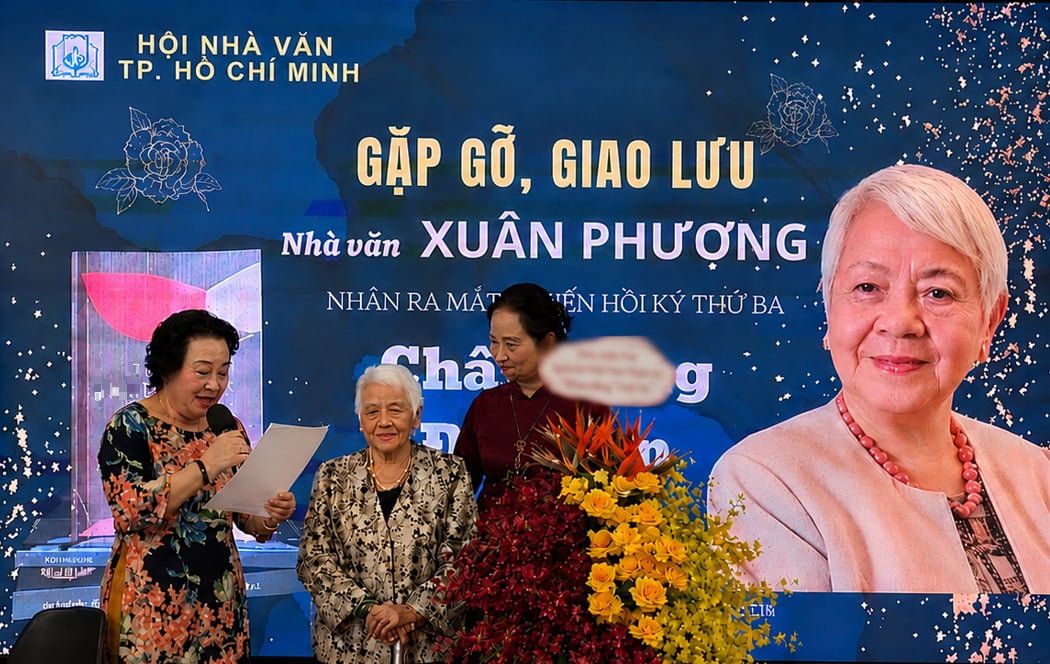 Đồng nghiệp chúng mừng đạo diễn Xuân Phương ra mắt sách ở tuổi 97. Ảnh: T.H.