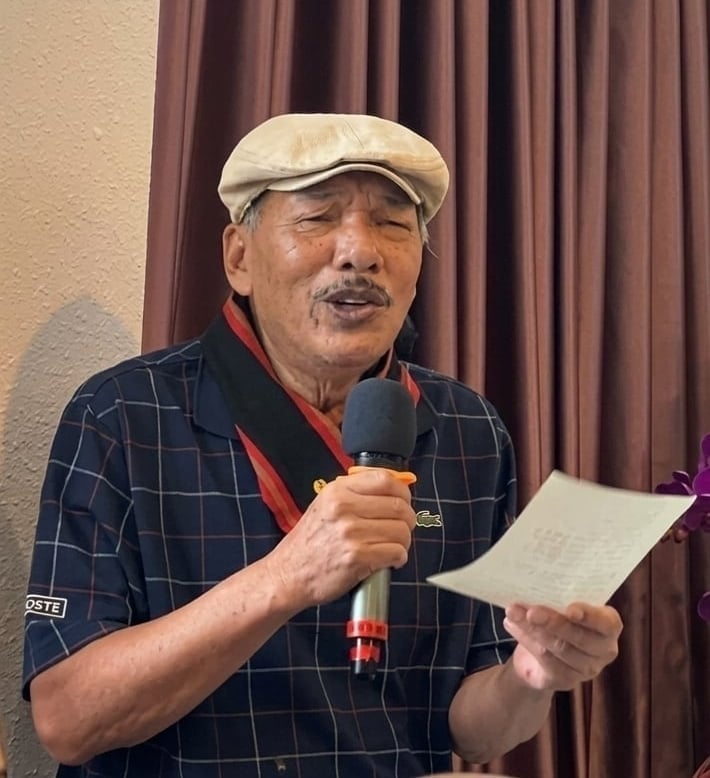 Nhạc sĩ Trần Tiến ngẫu hứng một ca khúc lấy cảm hứng từ 'Chân cứng đá mềm'. Ảnh: T.H