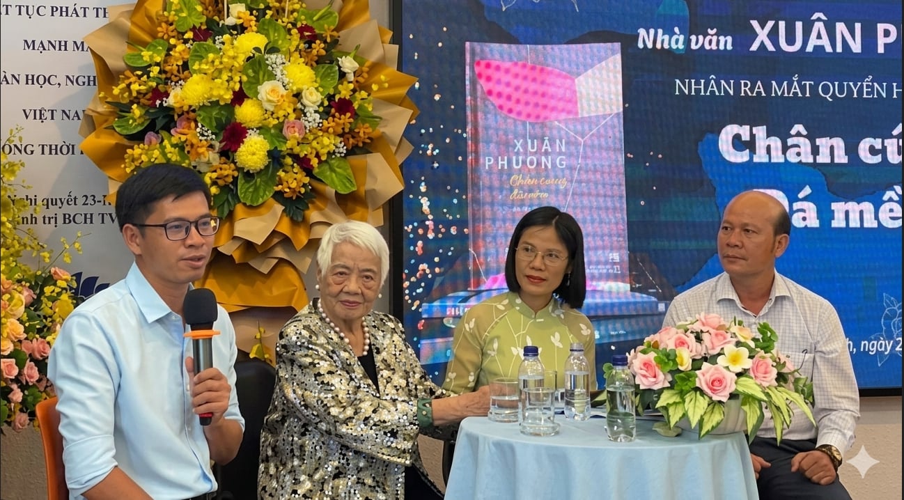 'Chân cứng đá mềm' nhận được nhiều phản hồi tích cực từ giới cầm bút. Ảnh: T.H.