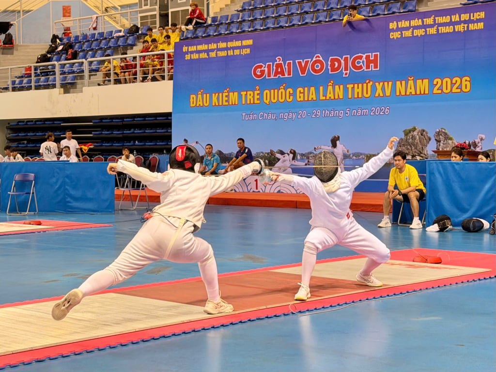 Trận đấu Chung kết nội dung hỗn hợp nam, nữ kiếm liễu ở nhóm tuổi 17.