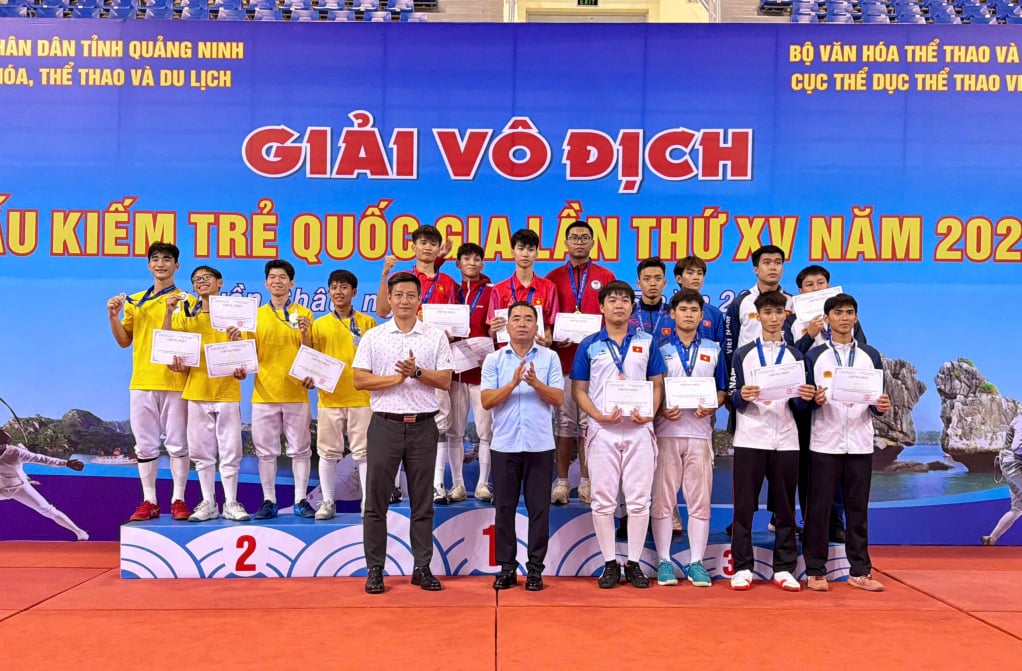 Ban tổ chức trao giải nội dung hỗn hợp nam, nữ kiếm liễu, kiếm chém, kiếm 3 cạnh cho các vận động viên ở 2 nhom tuổi 17 và 20.