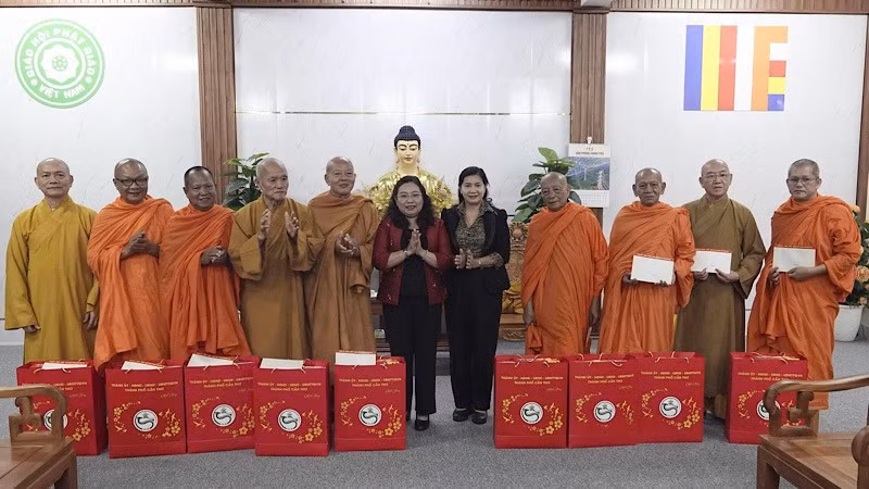 ថ្នាក់ដឹកនាំនៃគណៈកម្មាធិការបក្សទីក្រុងកឹនថើ បានប្រគល់អំណោយជូនដល់ឥស្សរជននៃក្រុមប្រឹក្សាភិបាលនៃសមាគមពុទ្ធសាសនាវៀតណាមនៅទីក្រុងកឹនថើ។