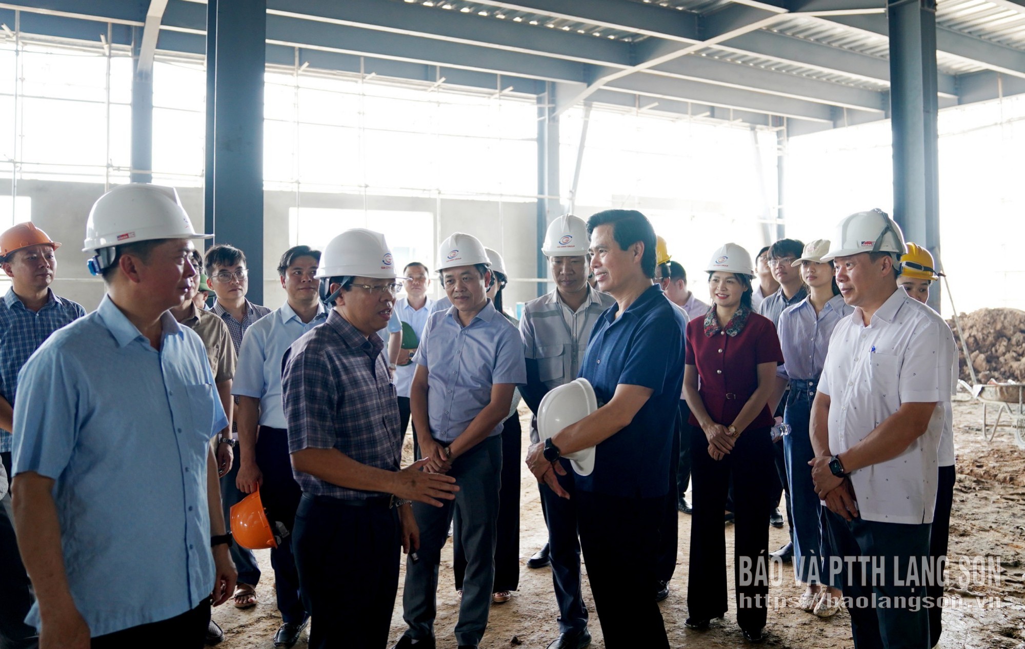 Đồng chí Hoàng Quốc Khánh, Bí thư Tỉnh ủy cùng lãnh đạo UBND tỉnh và các sở, ngành nghe nhà đầu tư dự án cụm công nghiệp Hồ Sơn 1 báo cáo tiến độ thực hiện dự án