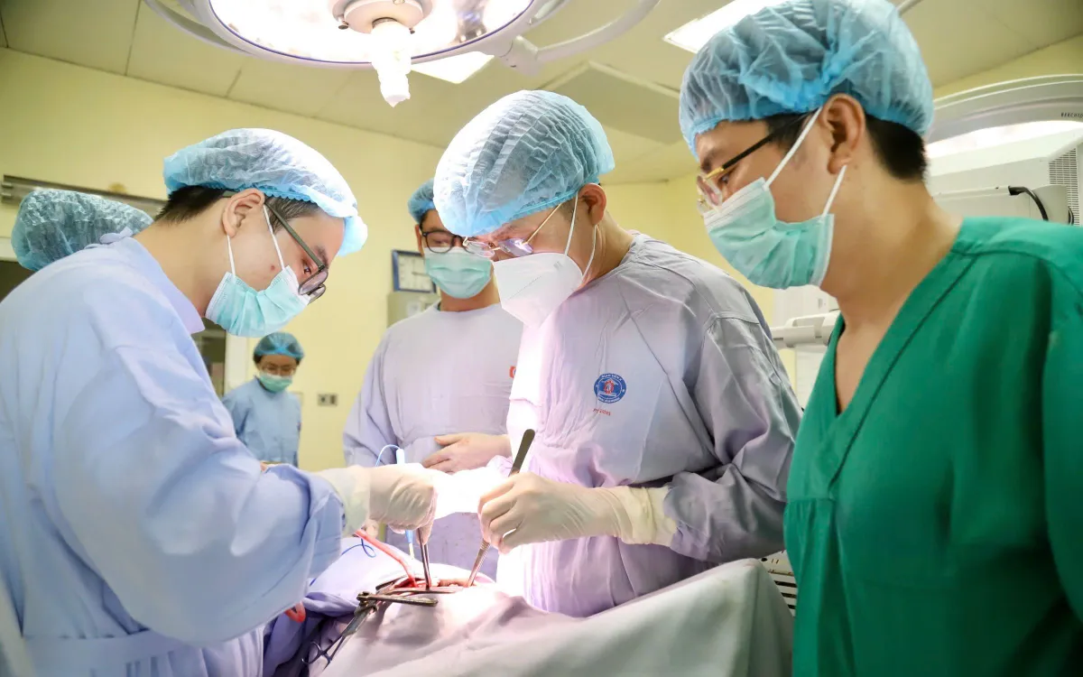 Le patient a subi une intervention chirurgicale pour l'ablation d'une tumeur. Photo : Fournie par l'hôpital. Phẫu thuật cắt khối u cho bệnh nhân. Ảnh: BVCC