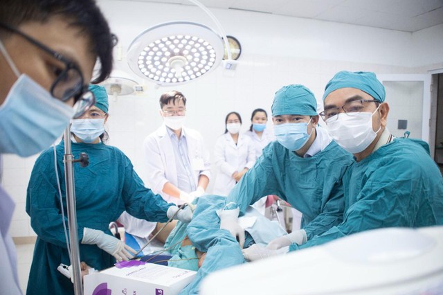 38 nhịp tim/phút và cuộc chạy đua giành sự sống cho sản phụ- Ảnh 1.