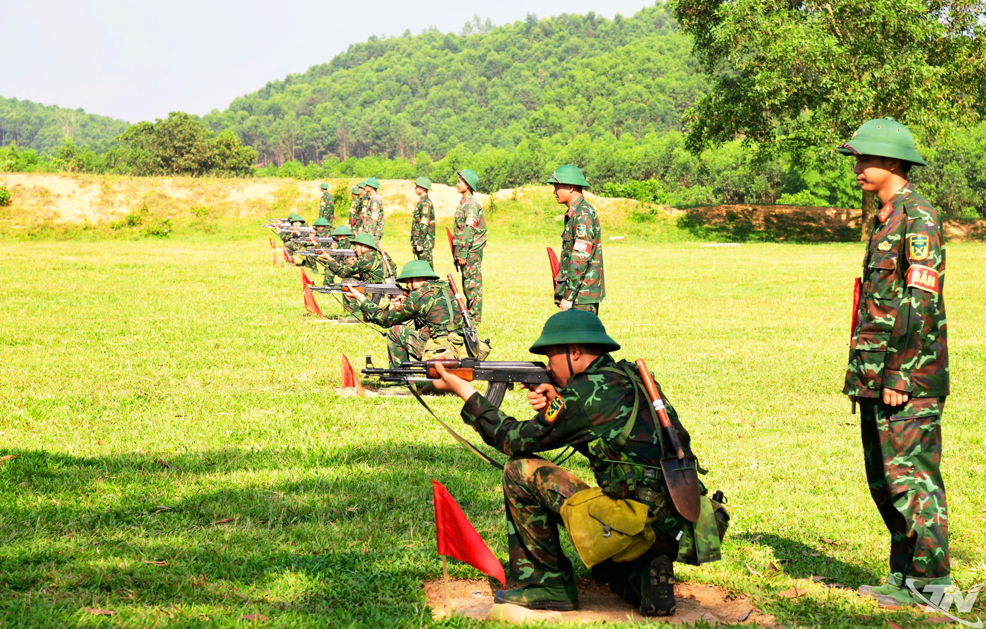 Nieuwe rekruten van het 246e Regiment oefenen met het schieten met een AK-geweer, les 1.