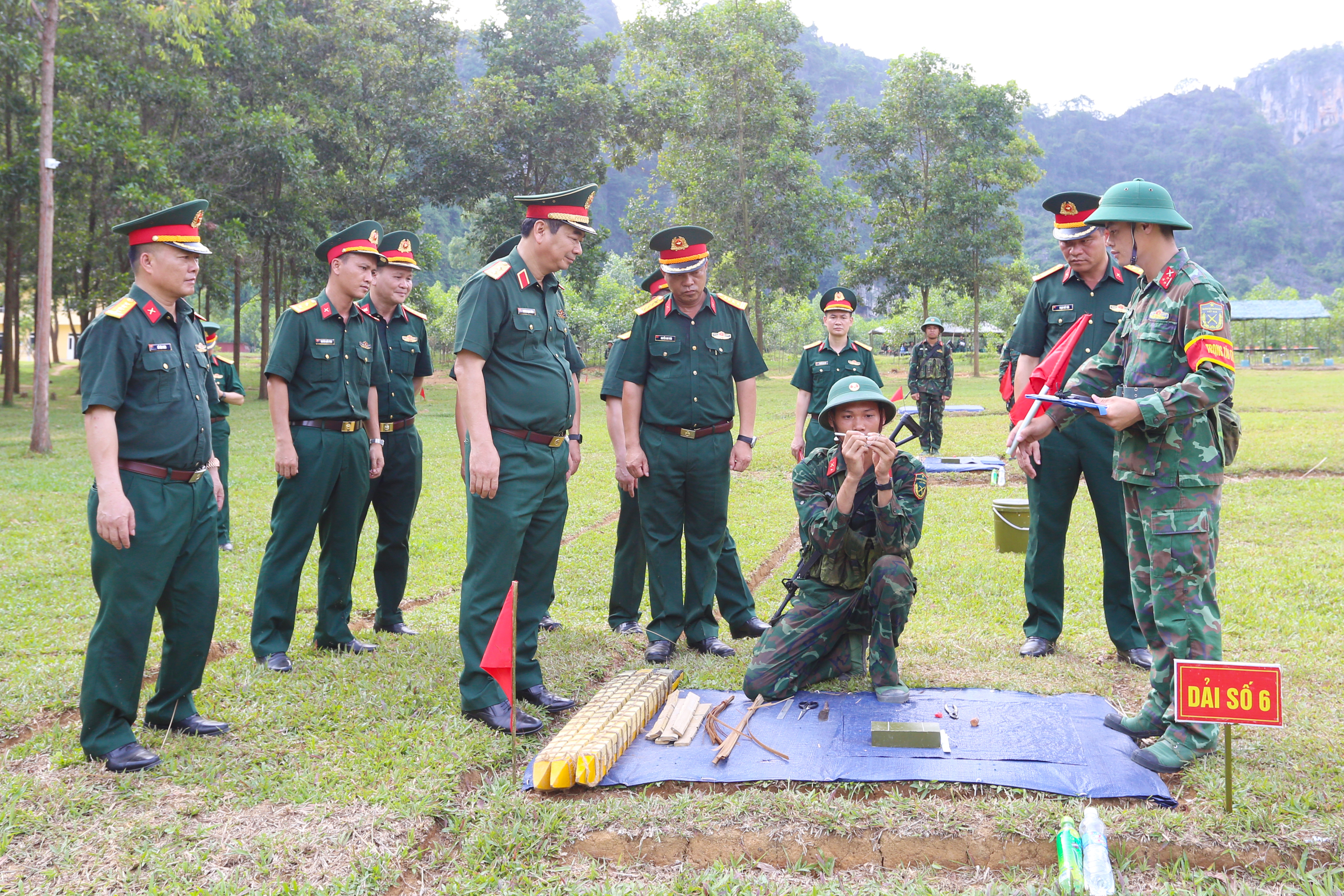 Luitenant-generaal Truong Manh Dung, commandant van militaire regio 1, inspecteert nieuwe rekruten die tests afleggen in het hanteren van explosieven.