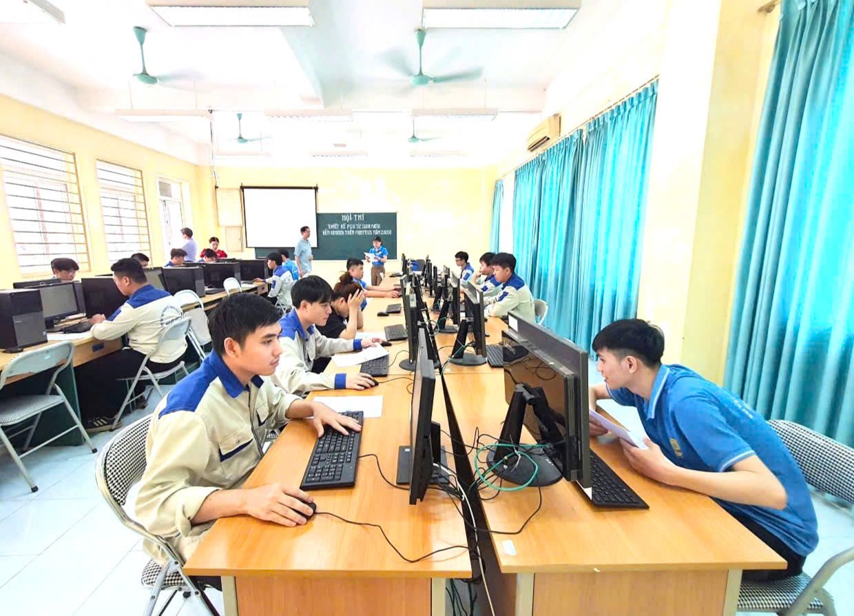 Sinh viên tham gia thi 