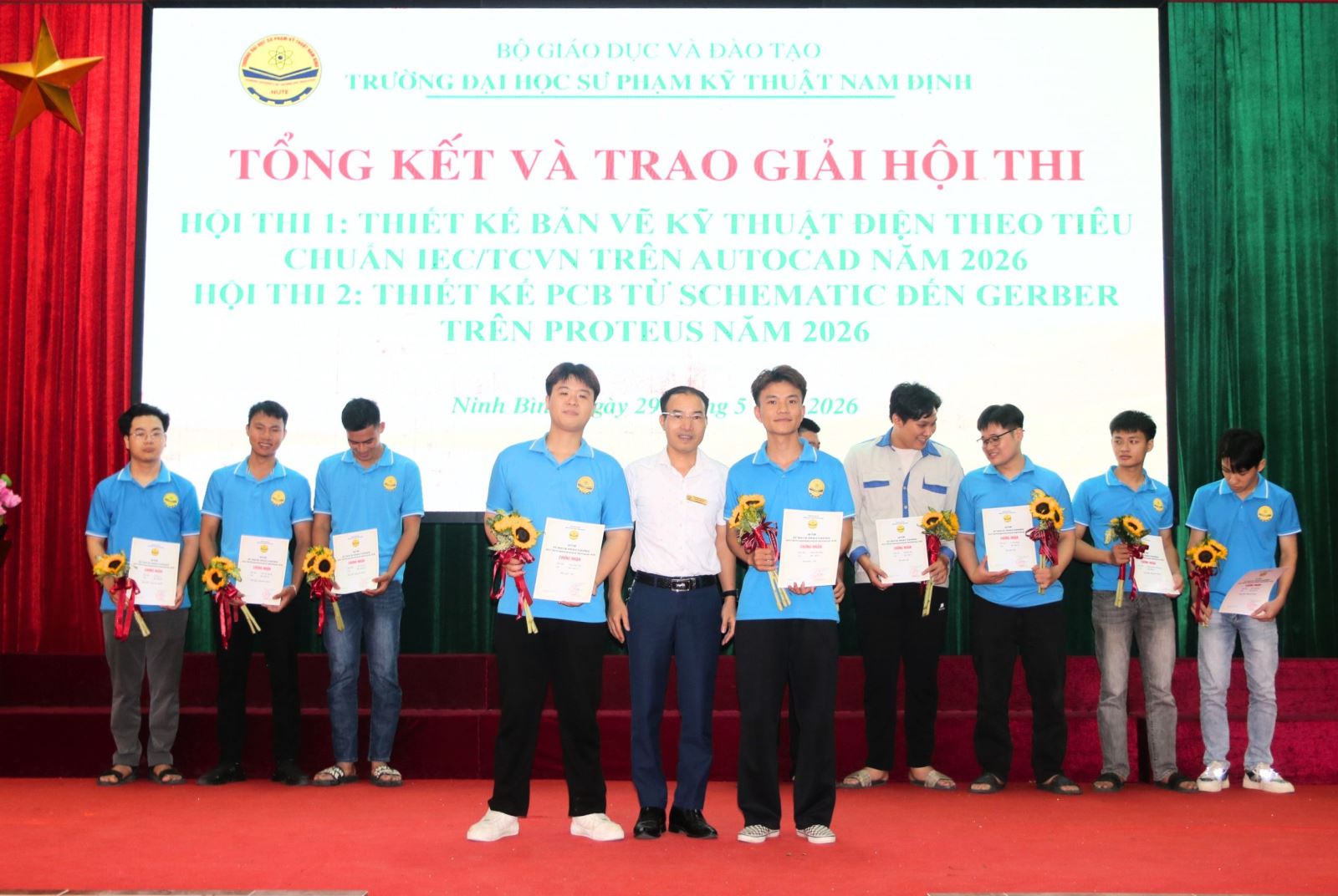 Thầy Nguyễn Tiến Đức, phó Ban tổ chức, trao giải cho sinh viên đạt giải nhì