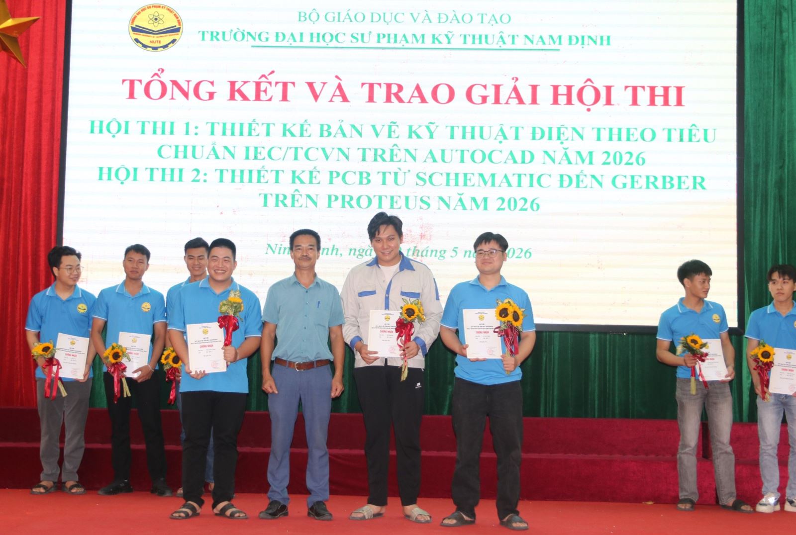 Thầy Nguyễn Tiến Hưng, thành viên Ban tổ chức, trao giải cho sinh viên đạt giải ba