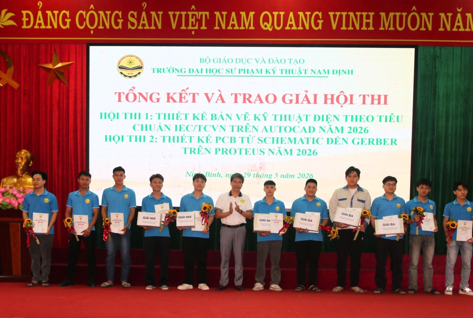 Thầy Giản Quốc Anh, Trưởng Bộ môn Điện – Điện tử, trao phần thưởng của Bộ môn cho các sinh viên đạt giải