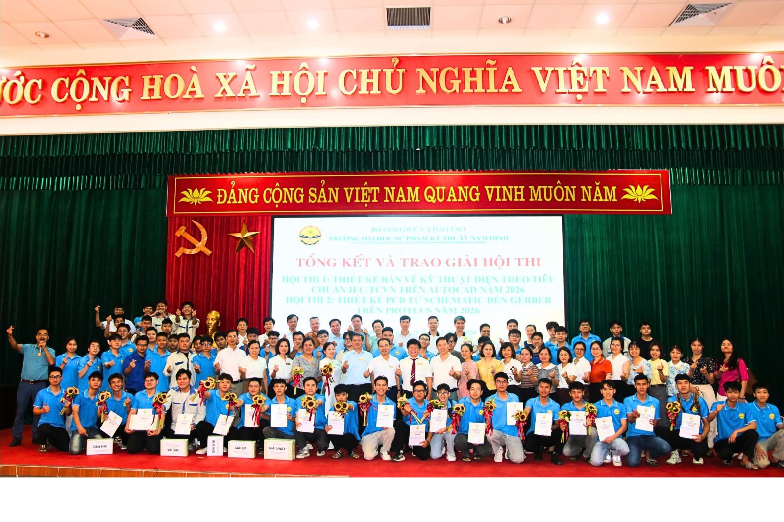 Các thầy cô và sinh viên chụp ảnh lưu niệm 