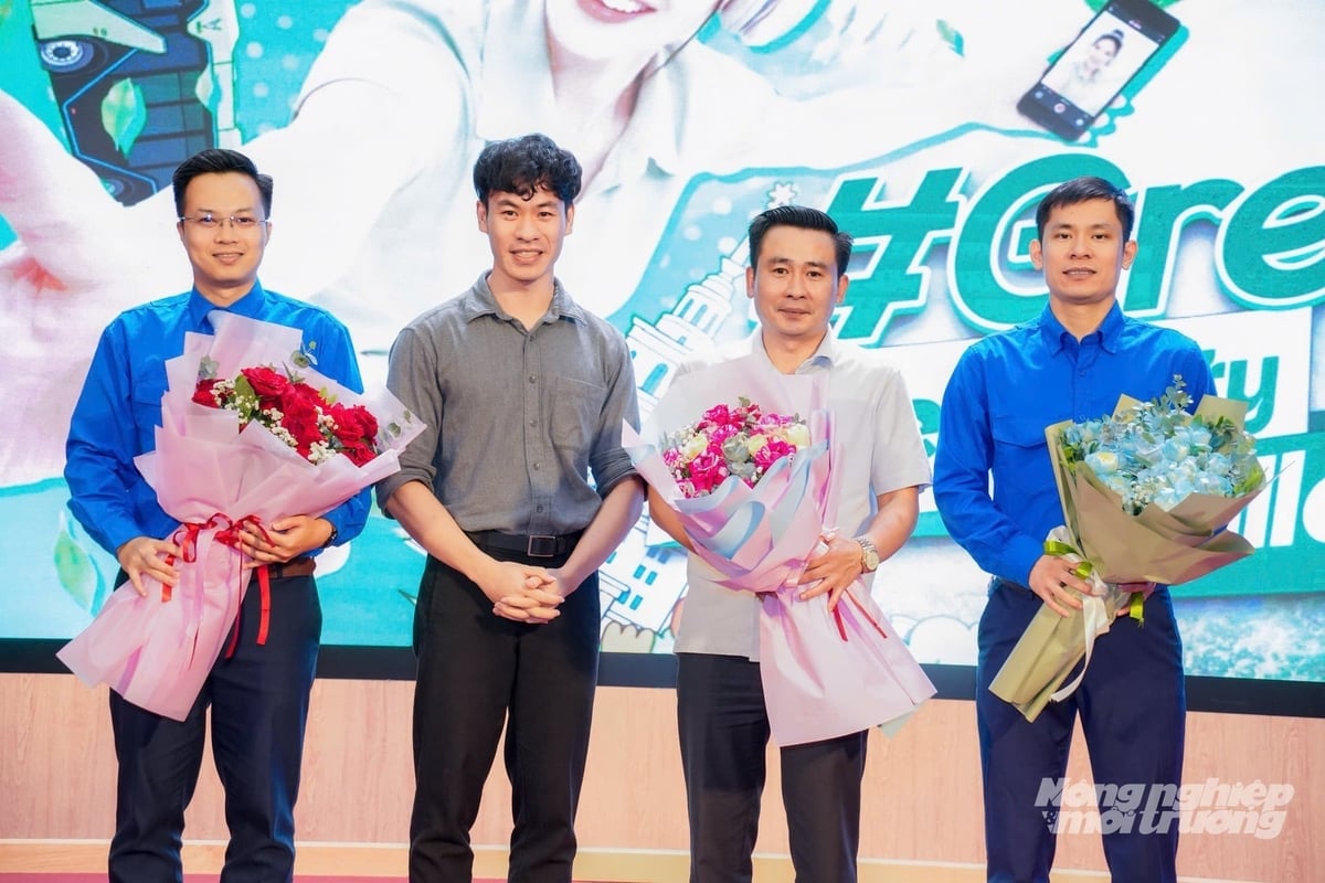Đại diện Ban tổ chức tặng hoa các khách mời, chuyên gia đồng hành cùng cuộc thi 'Thử thách Sáng tạo xanh'. Ảnh: Thu Trang.